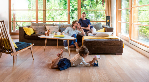 Familie in Wohnzimmer