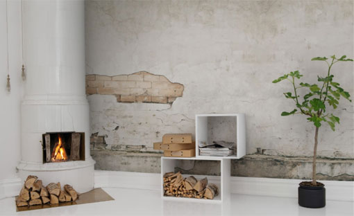 Wohnzimmer mit Kamin und Designtapete