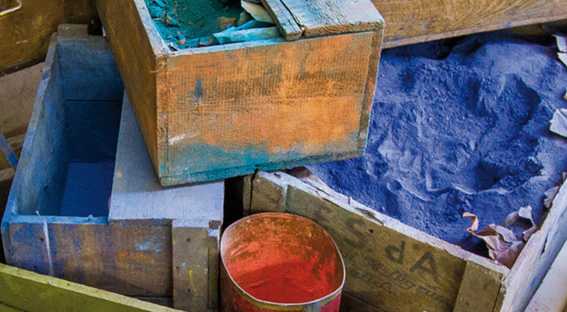 Holzkisten mit blauem Farbpigmentpulver