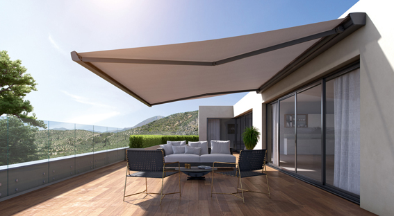 Große Terrasse mit Möbeln und Markise