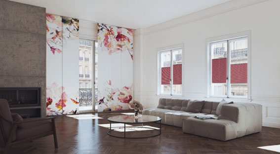 Wohnzimmer mit roten Plissee's und Flächenvorhängen mit Blumenmotiv